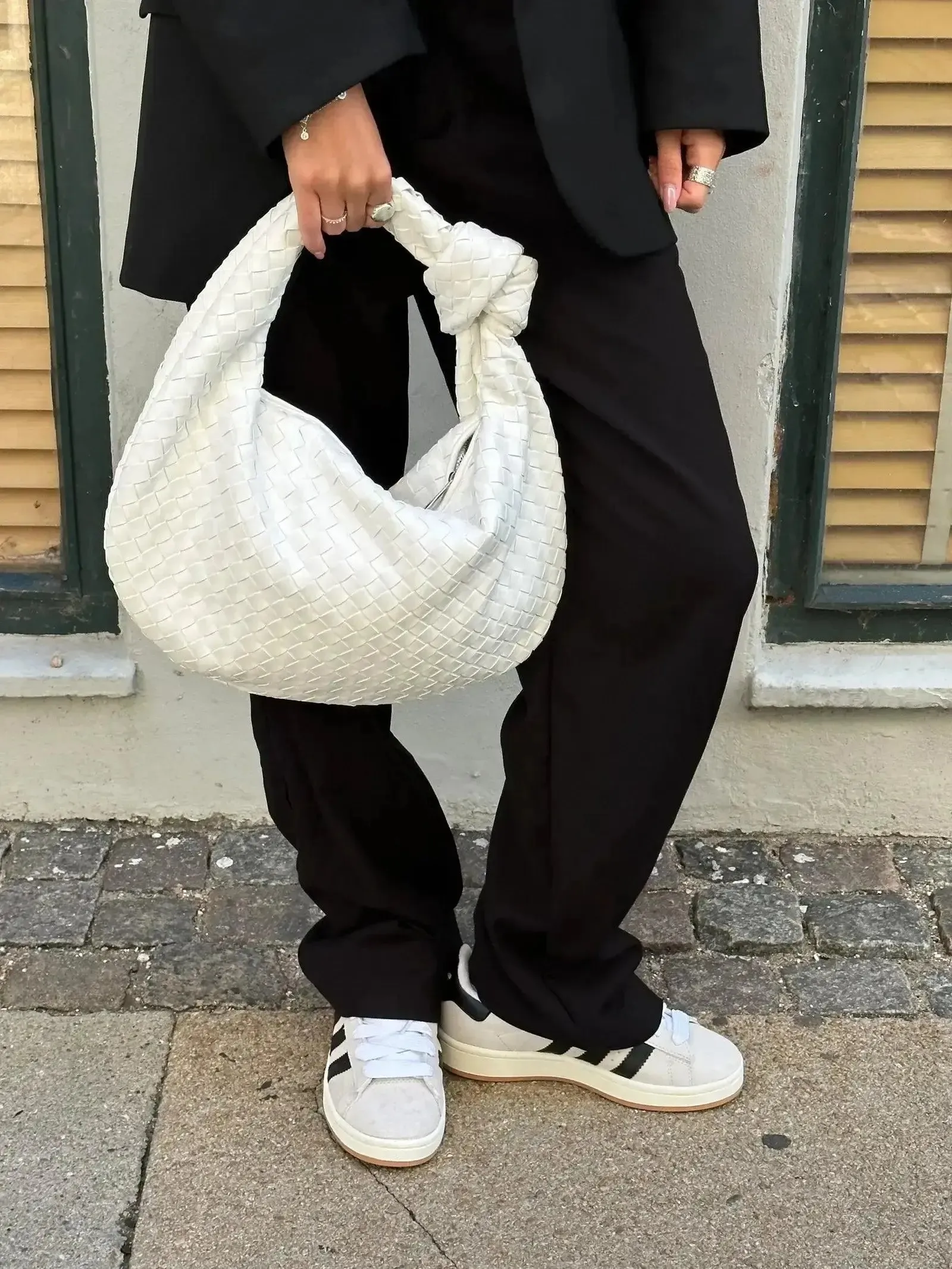 Amara – Refined stylish silhouette – Midi handbag